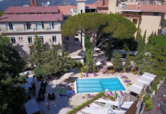 GARDEN HOTEL has Balcony rooms
