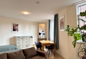 4 Rooms, free Parking, 25 min to D  sseldorf, 100 Mbps WLAN allows 18 year olds to book a room