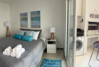 Amplio y Super Equipado Studio en Villa Morra allows 18 year olds to book a room