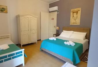 Mediterraneo has Balcony rooms