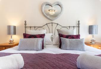 Wolfen Mill has rooms with a private hot tub