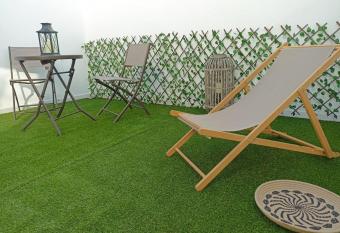 La casa del Limonero allows 18 year olds to book a room