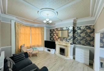 Entire 4br with cot, free street parking and garage has Balcony rooms