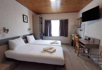 H  tel du Cr  t de l Anneau allows 18 year olds to book a room