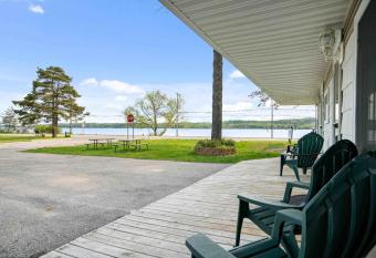 South Arm Retreats Motel @ Lake Charlevoix - Double Room 1 has Balcony rooms