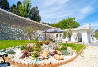 Nientemale Residence Napoli allows 18 year olds to book a room