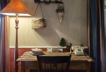 Munro House Bed and Breakfast has rooms with a private hot tub