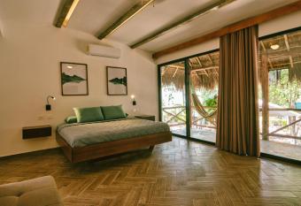 Villas Zamna - Jungle Villas has rooms with a private hot tub