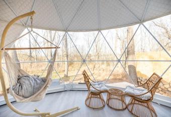 Dream Dome Getaway near Leesburg has rooms with a private hot tub