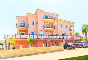 Apartments 4 Palme has Balcony rooms