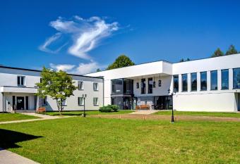 JAWOR allows 18 year olds to book a room