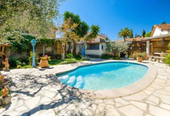 Grand studio Bougainvill  e allows 18 year olds to book a room