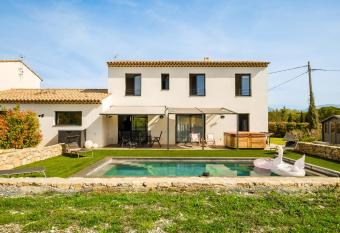 Villa Montauroux has Balcony rooms