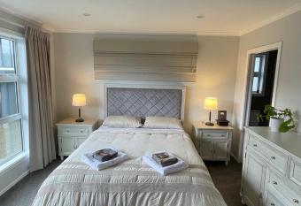 Private Ensuite with Spa in Upper Hutt has Balcony rooms