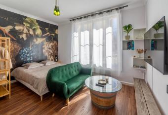 Suite Grand Cru - SPA & terrasse allows 18 year olds to book a room