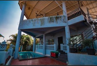 Garnet Manor Villa has Balcony rooms