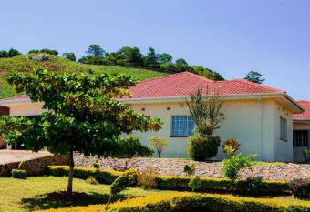 Hillside Luxury Lodge has rooms with a private hot tub