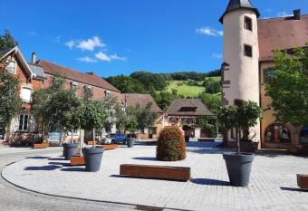 LE CHANT DE LA RIVIERE has Balcony rooms