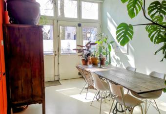 Slapen aan de Sluis allows 18 year olds to book a room