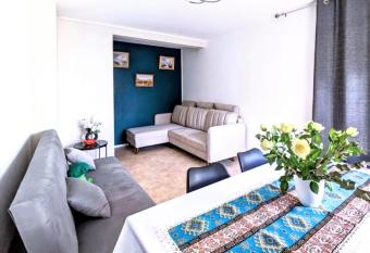 Appartement 3 pi  ces    seulement 5km de Paris - for 2 to 6 Guests ! has Balcony rooms