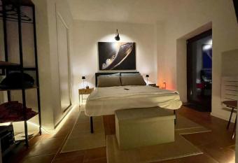    La Stalla e il Fienile     Suite con terrazza panoramica a strapiombo has rooms with a private hot tub