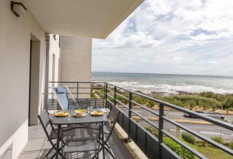 Les voiles du large has Balcony rooms