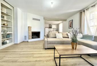 Duplex Amour Toujours allows 18 year olds to book a room