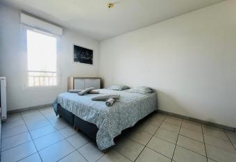 Pause parenthese allows 18 year olds to book a room