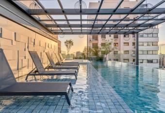 The Arch Sunset has Balcony rooms