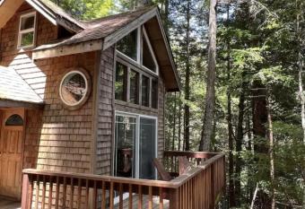 Jimmy   s hike in cabin has Balcony rooms