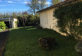 Agr  able maison has Balcony rooms