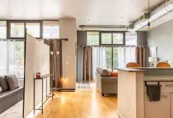 The LuxHuron Downtown Denver Street Entrance Condo has Balcony rooms