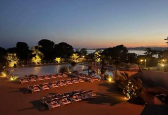 MOBIL HOME saint Raphael camping l     le d   or has rooms with a private hot tub