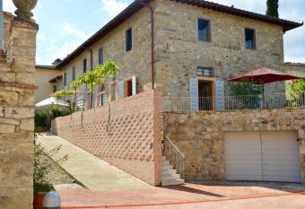 I Casaloni allows 18 year olds to book a room