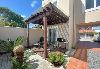 120m da praia no centro de Pi  arras has Balcony rooms