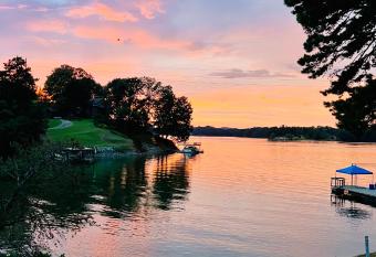 Elias Lake House has Balcony rooms