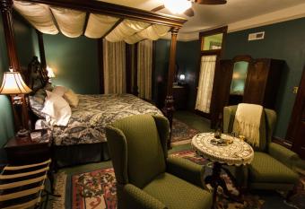 Swantown Inn has rooms with a private hot tub