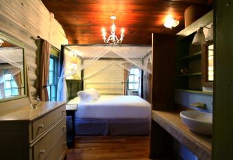 The Pines Cottages has Balcony rooms