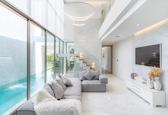 Exquisite 3 Storey Residence Villa A17, Private Pool, close to Ma Doo Bua Caf   and Laguna has Balcony rooms