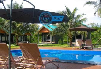 Hongte Khaolak Resort allows 18 year olds to book a room