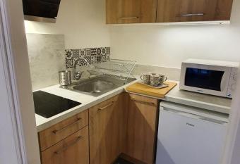 studio ind  pendant 2 personnes allows 18 year olds to book a room