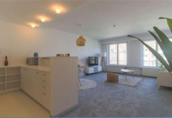 Lichtrijke studio allows 18 year olds to book a room