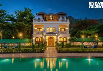 StayVista s Ashwamedha Manor - Mountain-Side Luxury Retreat with Outdoor Pool, Jacuzzi, Spa & Steam Room, and Indoor Activities has rooms with a private hot tub
