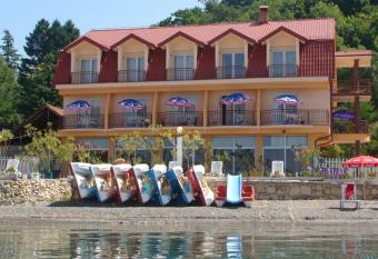 Villa Cvet Rooms allows 18 year olds to book a room