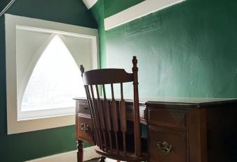 Evansville Holiday House has Balcony rooms