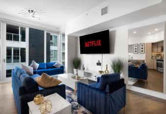 Park Lux PlayHouse has rooms with a private hot tub