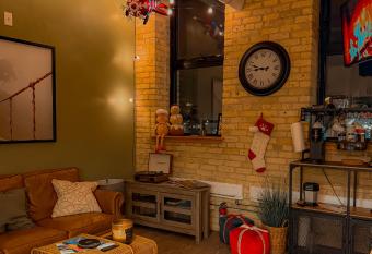 Heart of the City: Cozy 2-Bed Loft has Balcony rooms