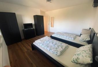 Montihaus G  ste & Monteurzimmer has Balcony rooms