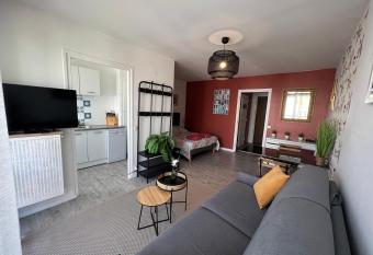 Les studios de Bron Pinel has Balcony rooms