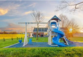 Backyard Getaway   Amish Farmland   Hot tub   Fire pit has rooms with a private hot tub